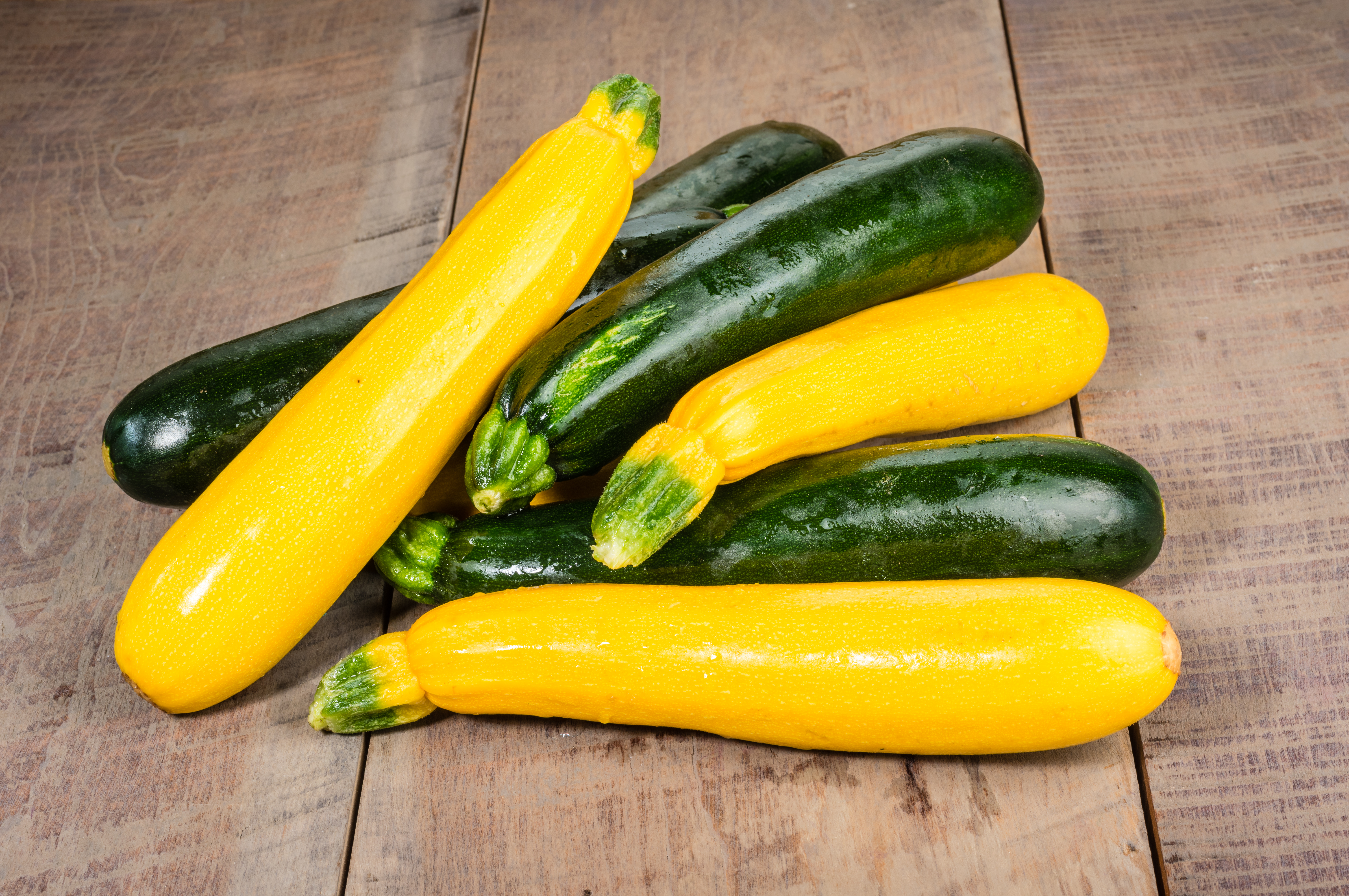Knackige grüne und gelbe Bio-Zucchini liegen durcheinander auf einem Haufen